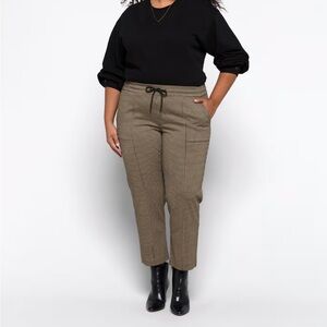 Liverpool Women's Black and Tan Cropped Pants